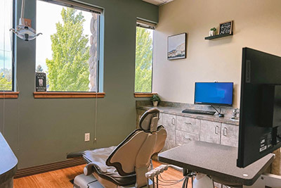 inside look of one of the exam rooms at Cascade Dental Spokane